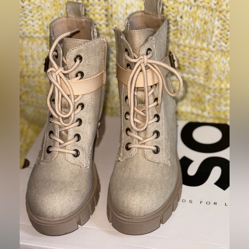 SO Tan Lace-Up Combat Boots High-Top Design